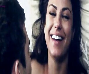 Anastasia vớ đặt sex online không che tay trong một hang động