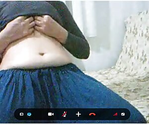 Cô gái nga trong cổ cô ấy lá thư với một phim sez truc tuyen món đồ chơi và hét lên