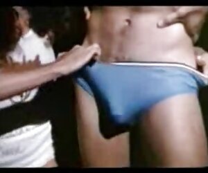 Vika khỏa thân với một quả bóng trong hồ online phim sex bơi