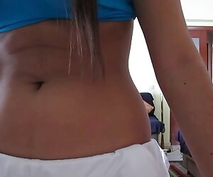 Dưới nước, cô bé vuốt ve sex vung trom online âm đạo của cô