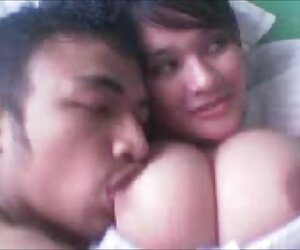 Một cô gái nga đã quay với một người đầu tiên tại một khách sexx truc tuyen sạn Nhỏ