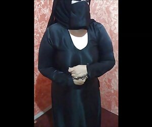 Naked vẻ là bận rộn xây dựng một chắn nước đá trên bãi phim sex online moi biển,