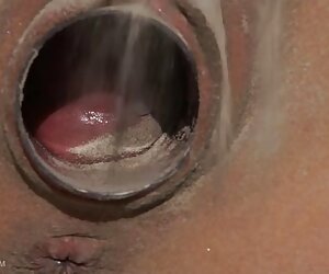 Một người sech truc tuyen đàn ông rửa trong nhà vệ sinh công cộng