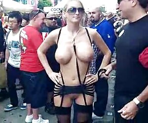 Đi bộ một cô gái tóc vàng trên đường phố các trang sex online