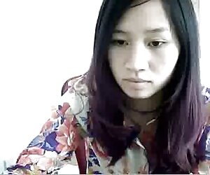 Người đàn ông sex moi online hói trên giường đồ lót,