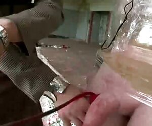 Một phụ nữ da đen đối phim xec onl mặt với hai thành viên