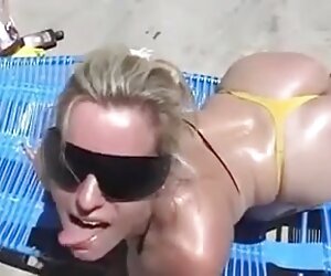 Gái với đôi mắt nhỏ vắt sữa trên xxx trực tuyến giường
