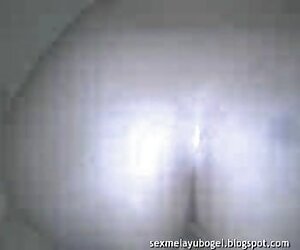 Cô gái dễ thương nghe nhạc và cởi quần áo của cô phimsex lauxanh online