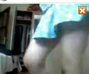 Cô gái tóc vàng đổ phim sexoline dầu trong khi ngồi trên bàn